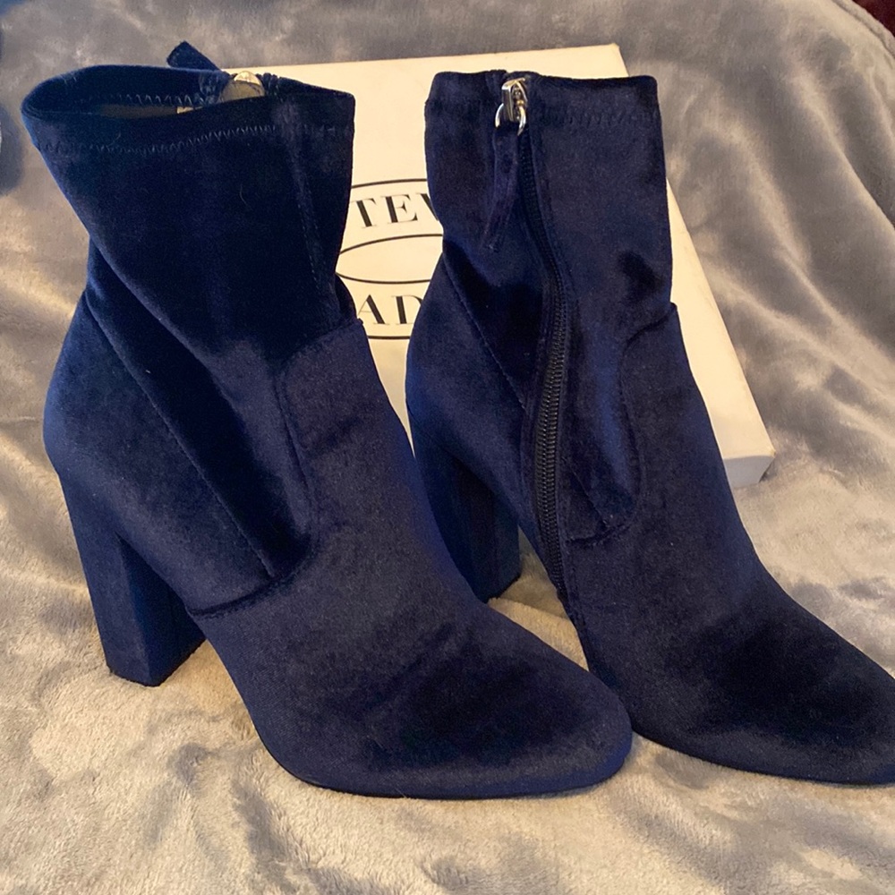 Steve Madden navy velvet booties size 71/2. Beautiful condition.